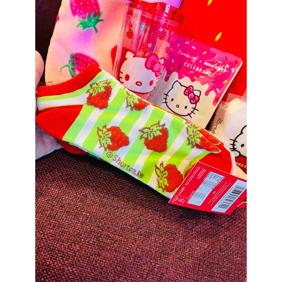 Strawberry shortcake and Hello kitty bundle - Picture 3 of 10